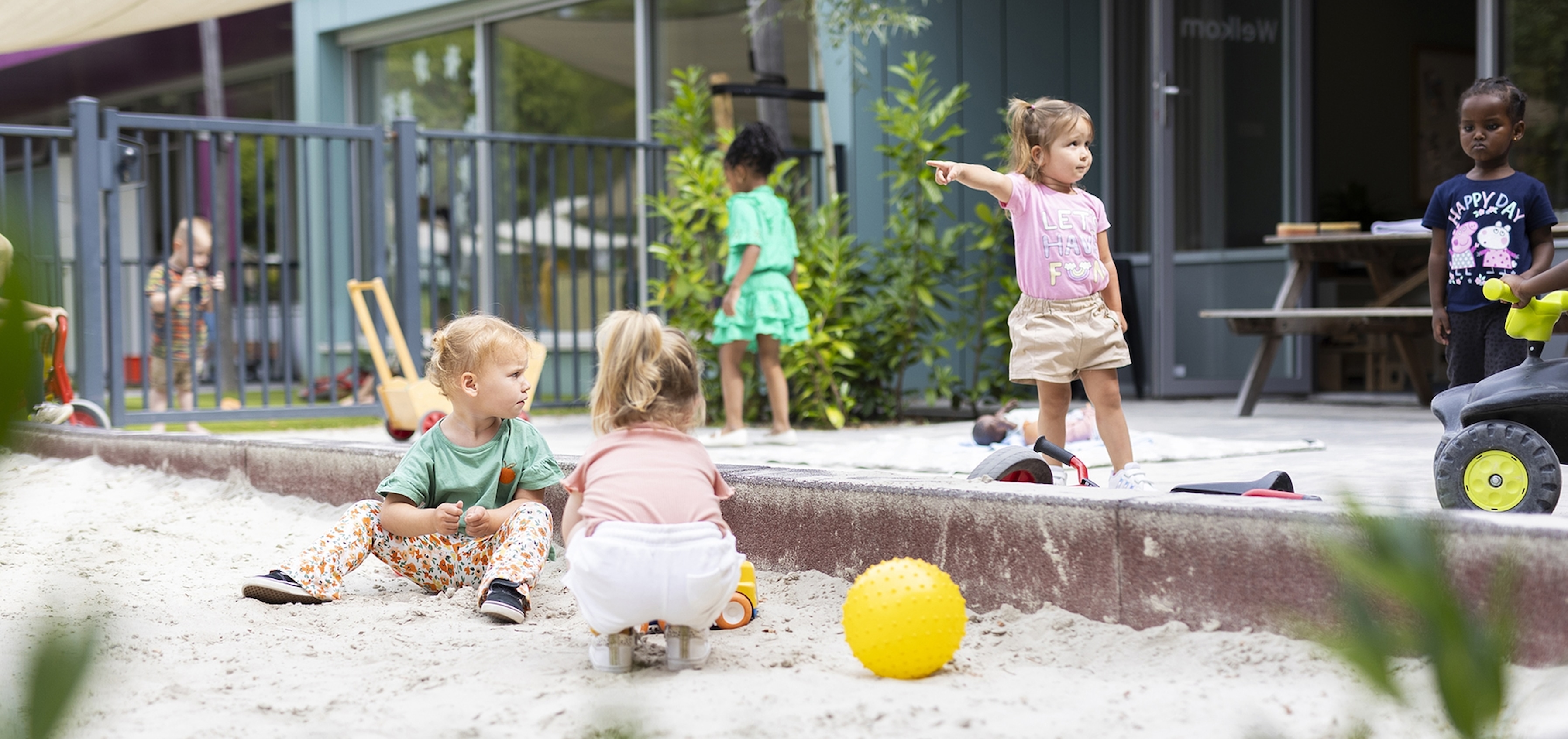 In zandbak spelen