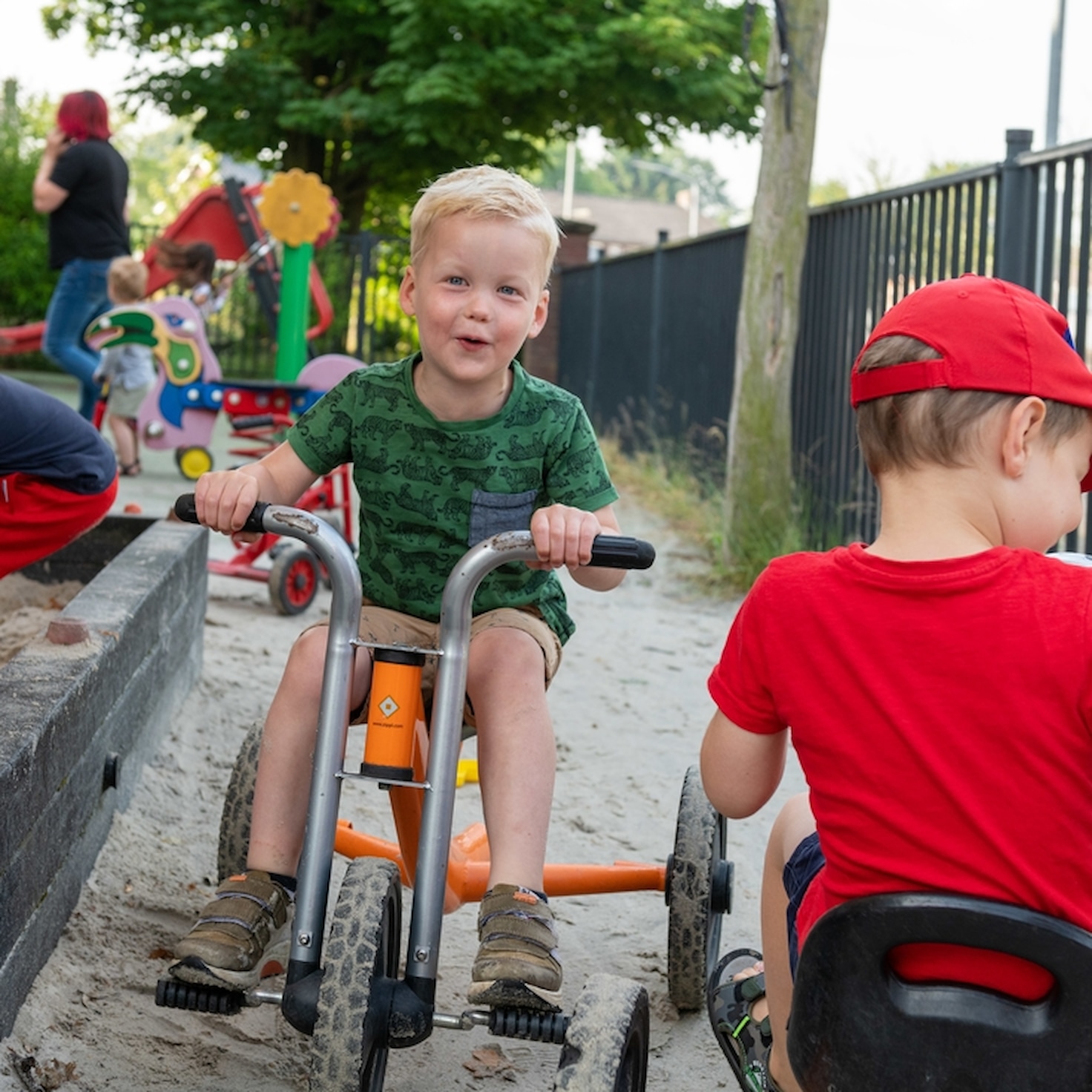 buitenspelende kinderen