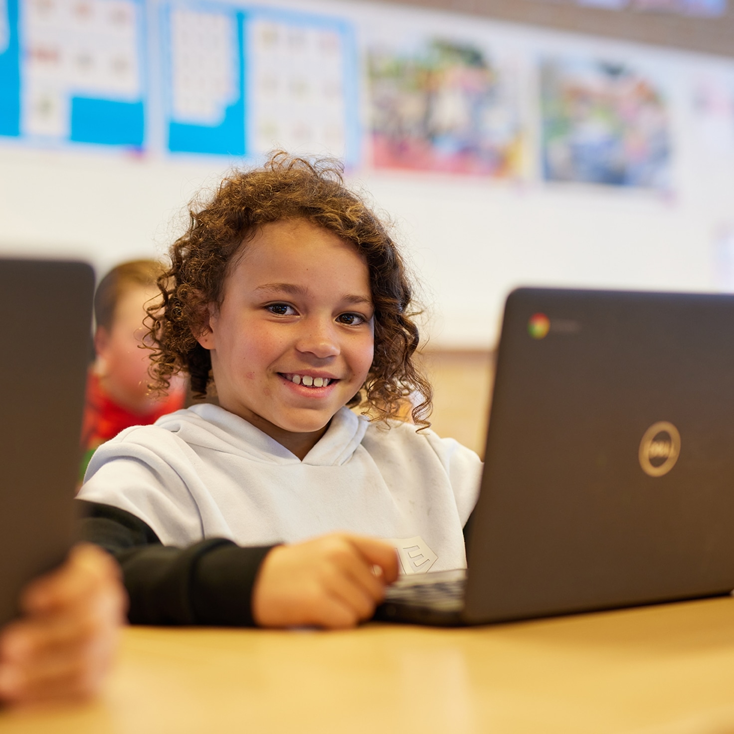 Leerling aan het werk op chromebook